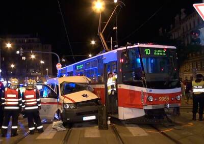 Трамвай столкнулся с машиной скорой помощи в центре Праги
