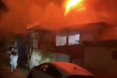 Ночью в Хостинском районе Сочи произошёл сильный пожар