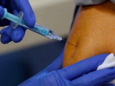 Жителей Литвы призвали не разглашать данные о побочках на вакцину