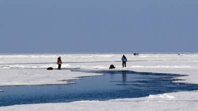Не дождавшиеся окрепшего льда рыбаки чуть не погибли на реке Енисей