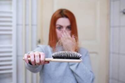 Страшно выпадают волосы после COVID-19: топ-5 эффективных средств от облысения