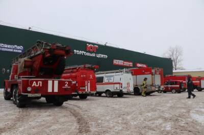 К кемеровскому ТЦ приехали пожарные машины