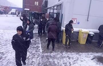 Мигранты на границе Польши и Беларуси впервые в жизни увидели снег