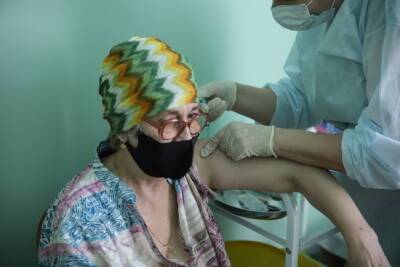Пожилые петербуржцы могут получить денежные выплаты за вакцинацию от COVID-19