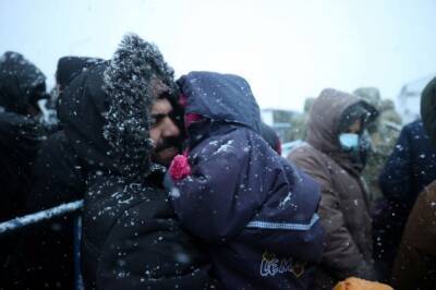 Мигранты на белорусско-польской границе впервые в жизни увидели снег