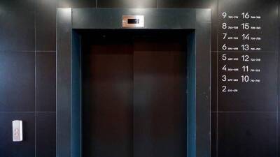 Женщина застряла в лифте на минус 2-м этаже в жилом доме на востоке Москвы