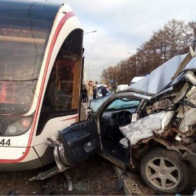 На севере Москвы трамвай сошел с рельсов после столкновения с автомобилем