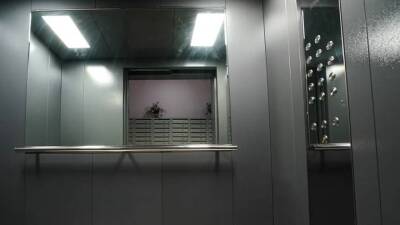 Людмила Нефедова - Прокуратура организовала проверку по факту инцидента с женщиной в лифте на востоке Москвы - vm.ru - Москва