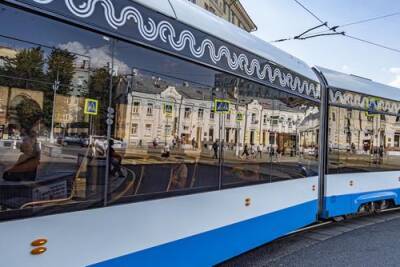Трамвай сошел с рельсов после столкновения с автомобилем на севере Москвы