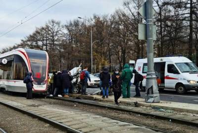 Трамвай столкнулся с автомобилем на севере Москвы