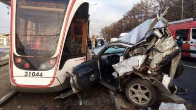 Спасатели ликвидировали последствия аварии с трамваем на ВДНХ. Фото
