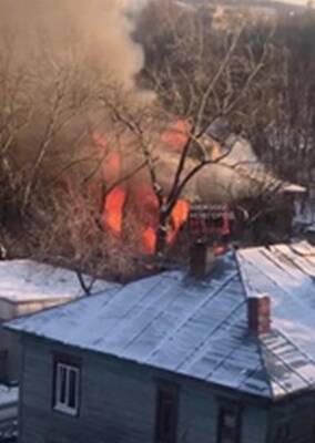 Заброшенный дом горит в Трамвайном переулке в Нижнем Новгороде