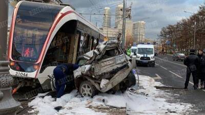 Фото: Многотонный трамвай раздавил иномарку в центре Москвы