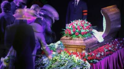 Валерий Гаркалин - Стала известна стоимость гроба, в котором похоронили Валерия Гаркалина - 5-tv.ru - Канада