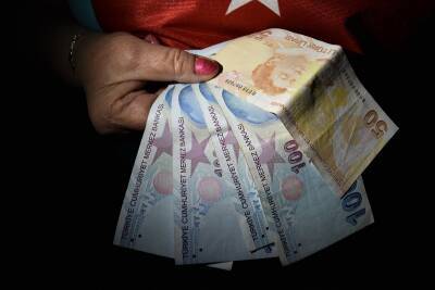 Турецкая лира вновь показывает рекордное падение