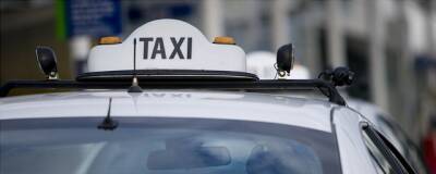 В Новосибирске таксист отнял телефон у пьяного пассажира и высадил его посереди дороги