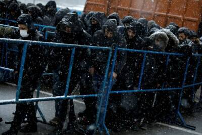 В Минске заявили о применении газа силовиками при выдворении мигрантов