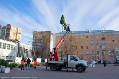 На площади Победы в Рязани начали устанавливать новогоднюю ель