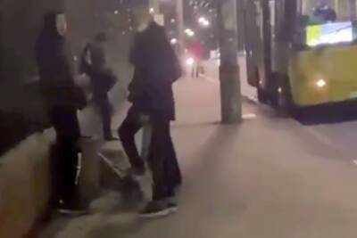 Прохожий проучил вандалов в Киеве, видео: "ломали прокатный самокат"