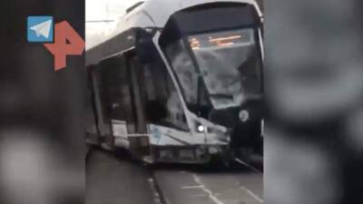 В Москве трамвай сошел с рельсов после столкновения с автомобилем