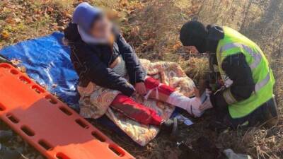 Столичные спасатели помогли упавшей в овраг женщине