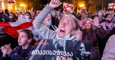 Битва клакёров: кто стоит за акциями в поддержку Саакашвили