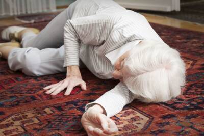 Пожилая женщина целый час лежала на полу со сломанной ногой, взывая о помощи