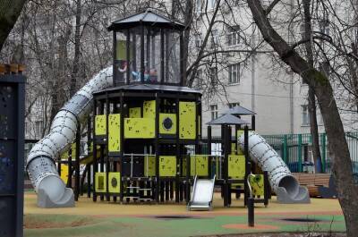 Двое детей получили травмы на детских площадках Москвы