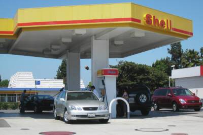 В США цены на бензин пошли вниз после решения Джо Байдена