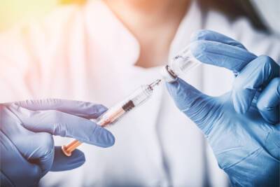 Никто из вакцинированных от коронавируса ленинградцев не умер за два месяца
