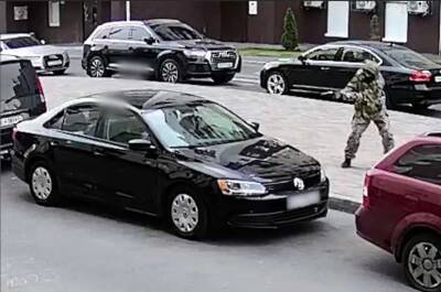 Под Киевом мужчина расстрелял автомобиль