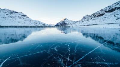 Всем понравится: парень из Канады нашел идеальное развлечение на замерзшем озере (Видео)