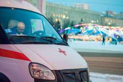 Медработник пострадал в результате опрокидывания "скорой" в Москве
