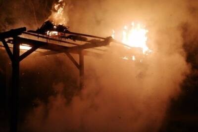 В Ивановской области 20 человек спасали деревянный навес от огня