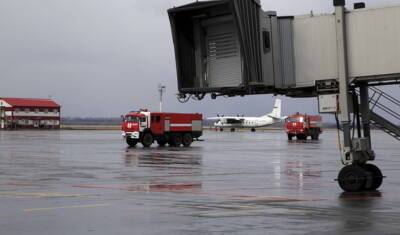 В аэропорт Тобольска прибыли машины МЧС и скорой помощи