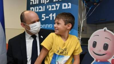 Беннет отвел 9-летнего сына на прививку: "Вакцина защищает Израиль"