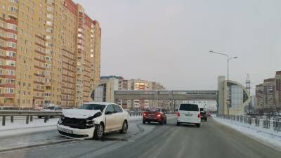 В Тюмени на улице Монтажников автомобиль въехал в отбойник