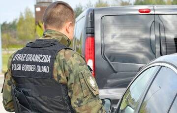Польская полиция показала, как прошла ночь на границе возле базы мигрантов