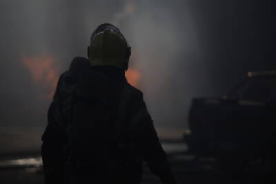 Спасатели эвакуировали человека из горящего здания на улице Черняховского