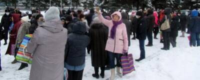 В Новокузнецке несколько сотен человек протестуют против QR-кодов у здания мэрии