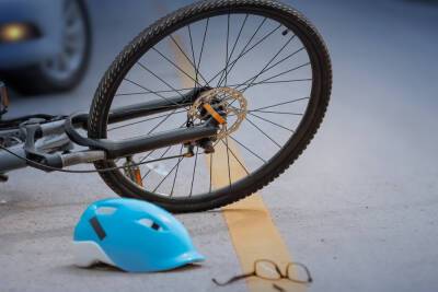 Полиция ищет иномарку, сбившую семнадцатилетнего велосипедиста в Великом Новгороде
