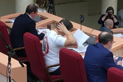 Саратовский депутат Николай Бондаренко пришел на заседание думы в костюме QR-кода