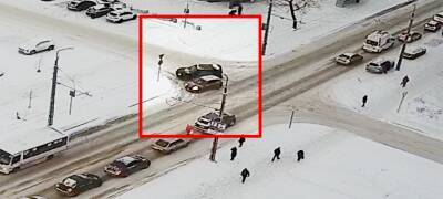 Автомобиль вылетел на заснеженный тротуар в Петрозаводске после аварии (ВИДЕО)