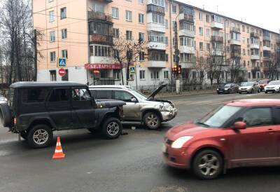 Nissan и УАЗ столкнулись на перекрестке в Твери, есть пострадавший