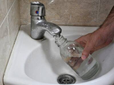 «Надо беречь слизистые»: диетолог Гинзбург предупредил об опасности употребления холодной воды зимой