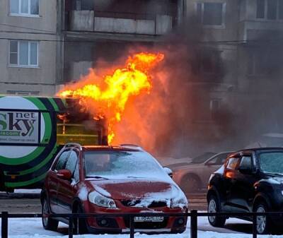 Огненный автобус заметили на Черкасова