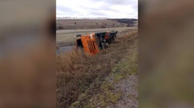 В Воронежской области перевернулся КамАЗ: есть пострадавший