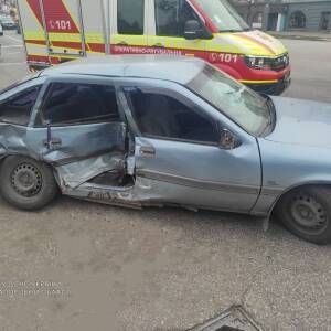 На запорожском проспекте столкнулись два автомобиля: есть пострадавшие. Фотофакт