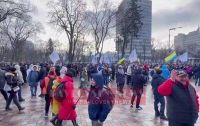 В центре Киева митингуют антивакцинаторы: движение ограничено