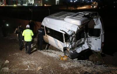 В Турции эвакуатор врезался в микроавтобус, 14 пострадавших